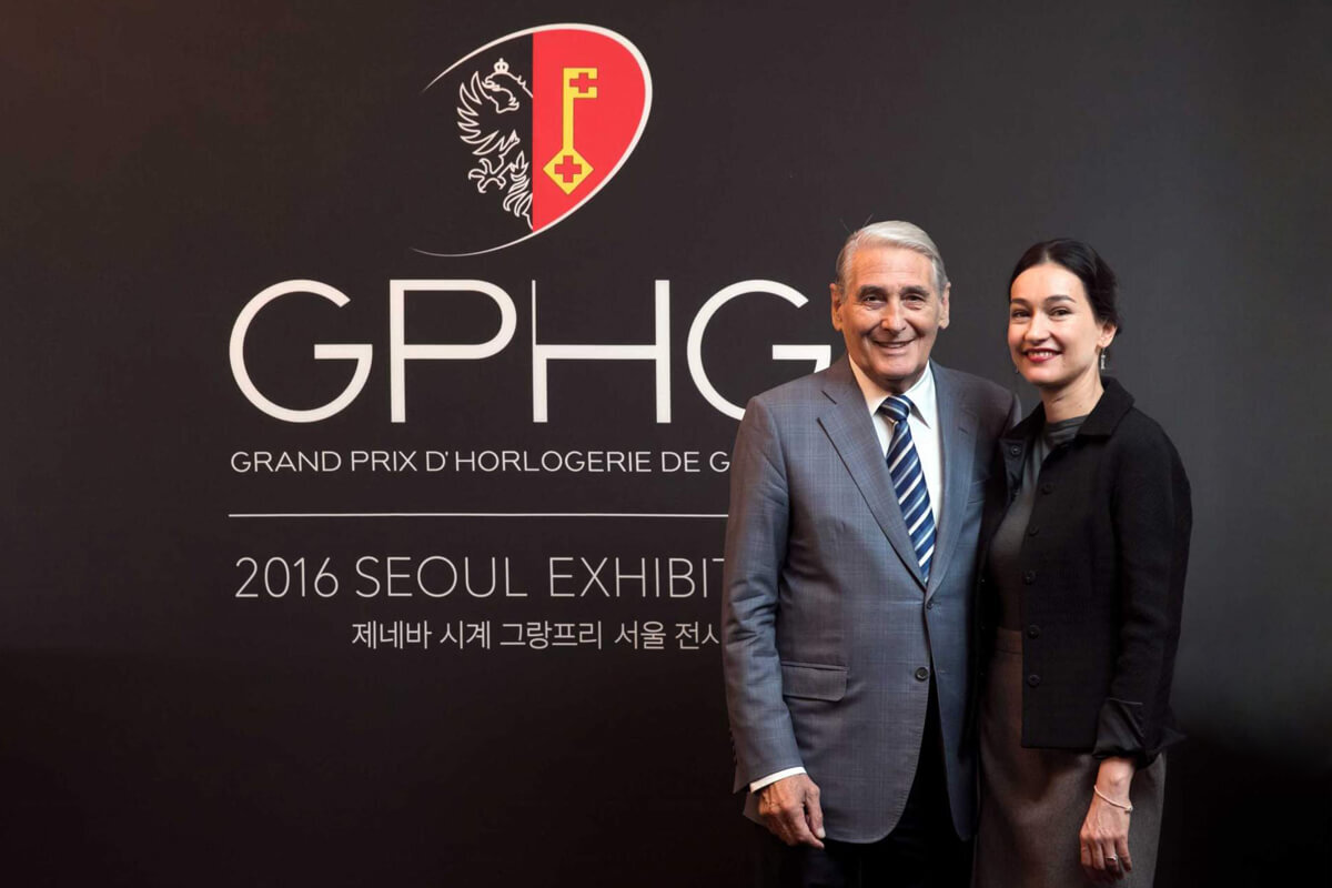 Карло Лампрехт, бывший президент GPHG, и Карин Майяр, директор GPHG, на выставке номинантов премии в Сеуле, 2016 год