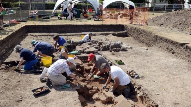 Археологи и волонтёры ведут раскопки в Приоратском парке. Фото bbc.com