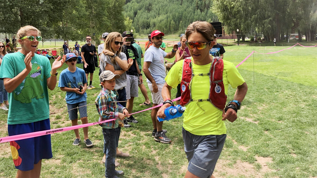 Ксавье Тэвенар на дистанции HR100. Фото: iRunFar