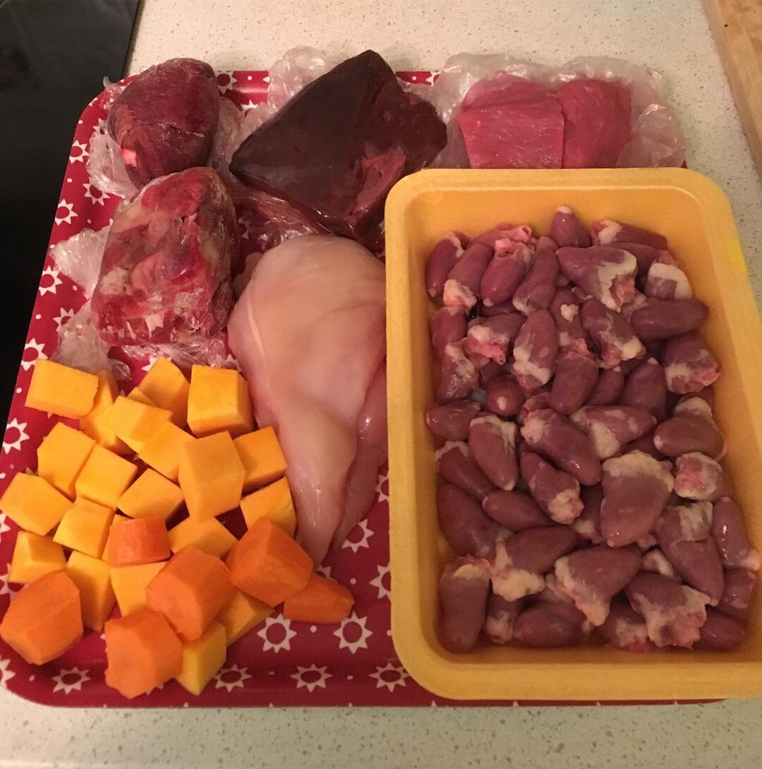 Ингредиенты для кошкиной еды. Особенно невыносимо готовить обед питомцу для вегетарианцев.