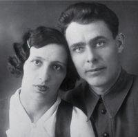 ЛЕОНИД БРЕЖНЕВ С ЖЕНОЙ ВИКТОРИЕЙ, 1927 Г. ИСТОЧНИК: WIKIMEDIA 