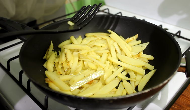 Звучит красиво? На самом деле, рецепт очень простой. Нам понадобится: Для начала нам нужно обжарить картошку, сделав из неё мелкую соломку. Картошку перчим, но пока что не солим.