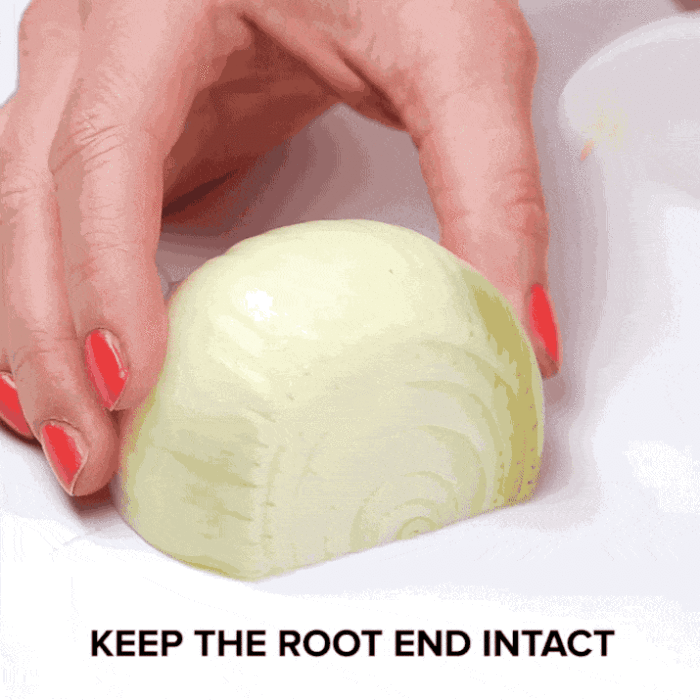 
Как правильно нарезать лук: вертикальный надрез.
