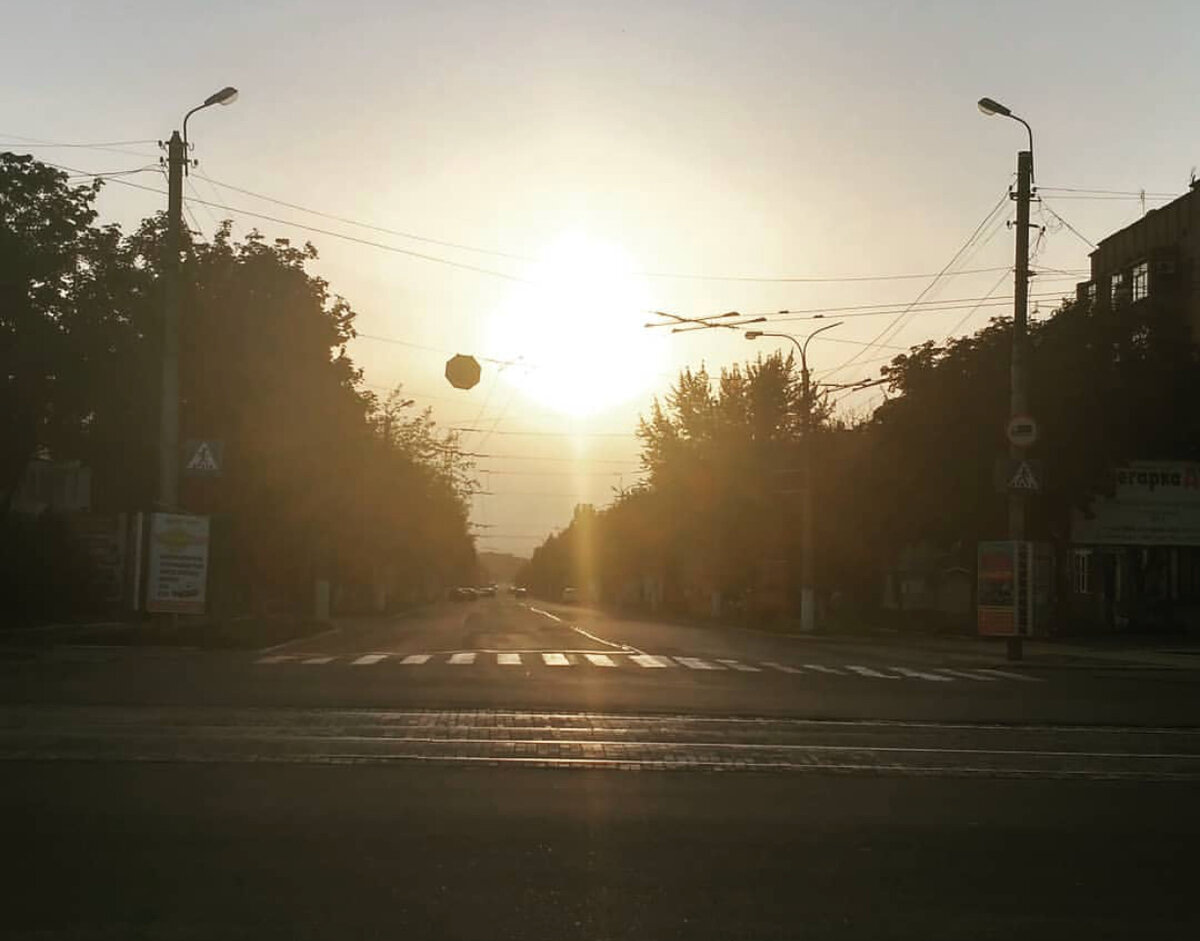 Закат в Горловке вчера вечером. Фото от мамы. Верю, что эти улицы будут снова оживлёнными