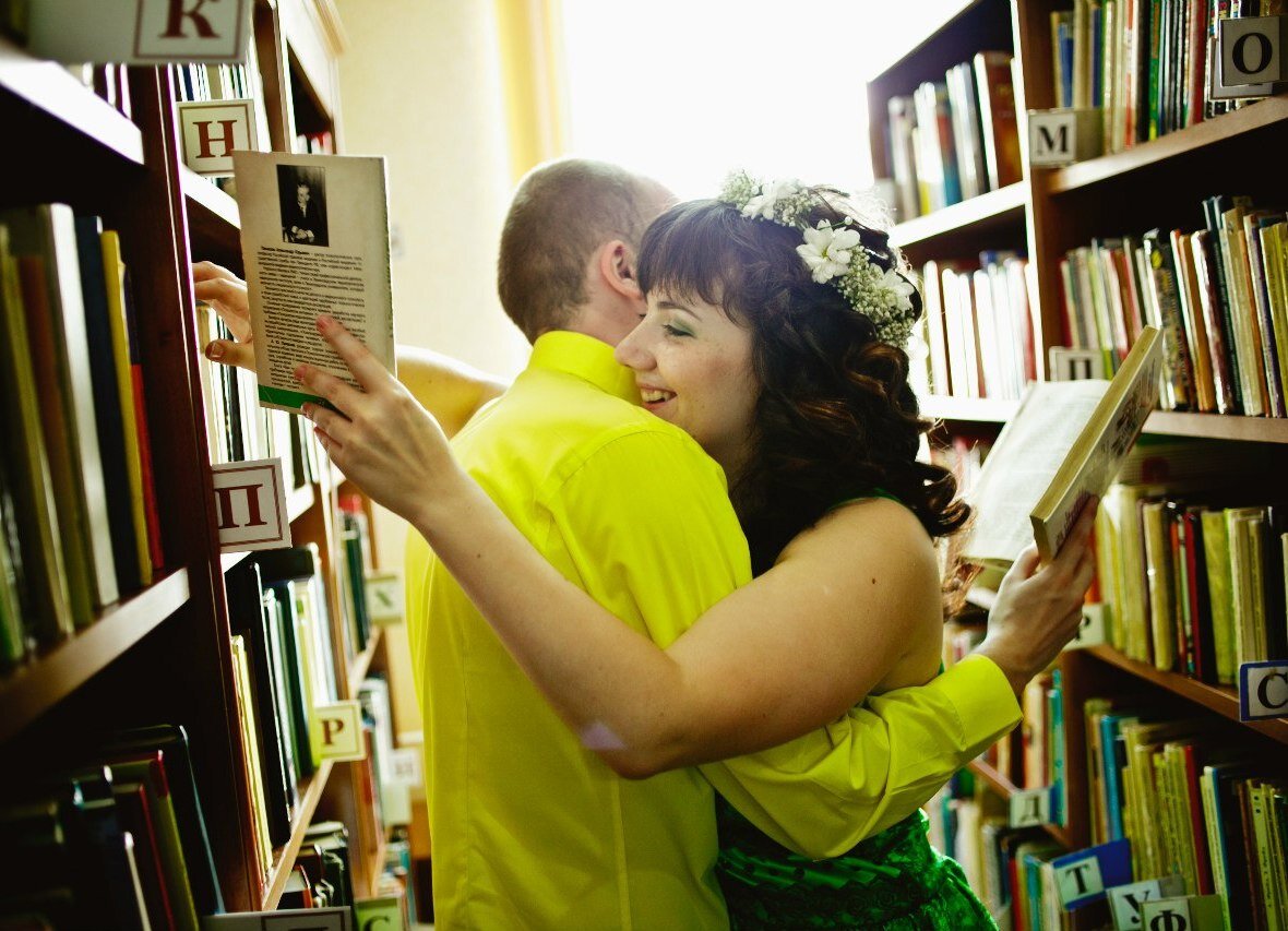 Как сделать семейную библиотеку. Интерьер с книжными полками. Всей семьей в библиотеку. Модельная библиотека. Интерьер детской библиотеки.