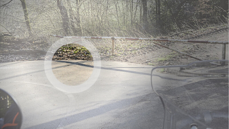 
При приближении к повороту взгляд сам тянется к обочине перед нами. Там грязно, барьер предотвращает выезд на просёлочную полосу. Нам туда не надо! 
