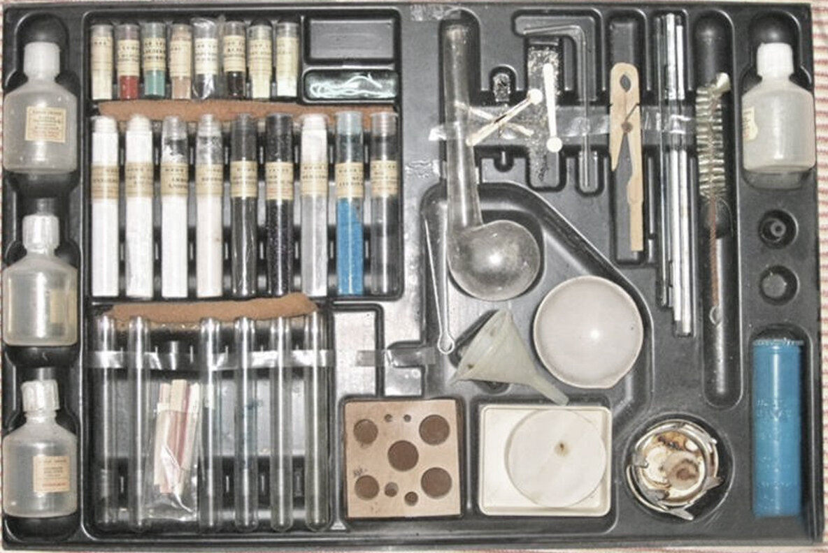 Реактивы для бесчисленных химических экспериментов.