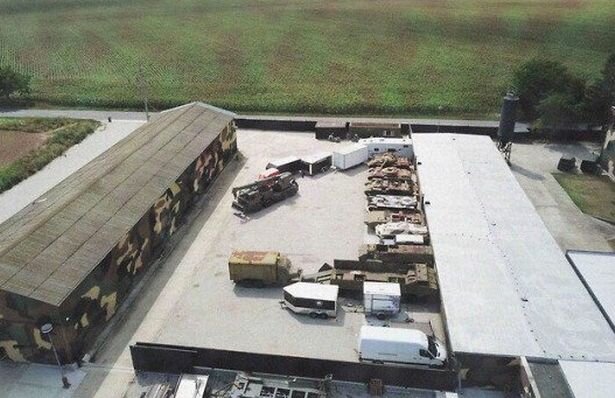 Дрон кадры показывает байкеров база с бронетехникой внутри имуществом (изображение: Твиттер)