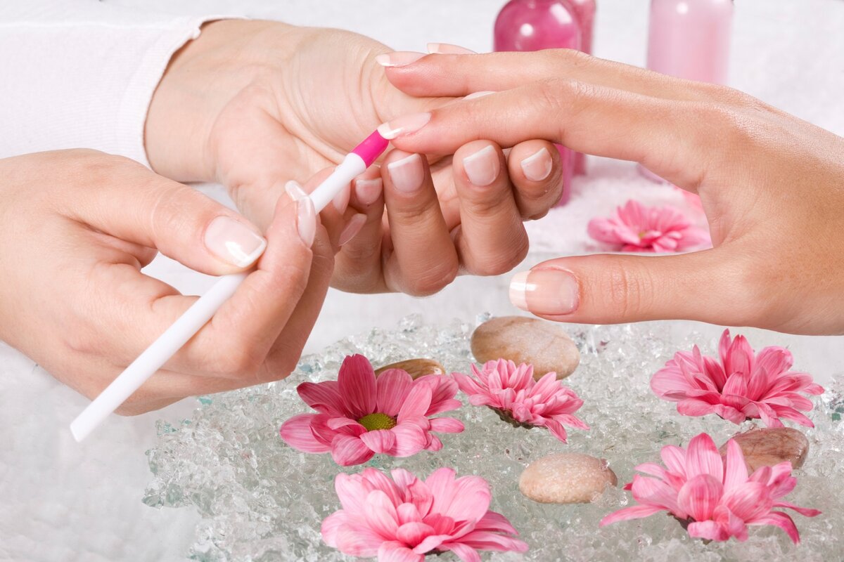 Есть у меня мастерица по ногтям,хожу к ней три раза в месяц.В очередной раз решила поинтересоваться как она работает.Маша (имя изменено) рассказала свою историю. Все цены указаны с учетом фактора провинциального городка.
Итак,начало работы.
Образование у Маши высшее,но специальность гуманитарная.Себя не нашла в работе по диплому и решила переучиться.Сказано-сделано.Ага,оказывается это очень трудно.
С чего начать?Прошла обучение в двух школах по маникюру,каждый курс стоил около 7500 рублей (цены 2016 г).Плюс постоянные уроки на ютубе и бесплатный маникюр всем знакомым и подругам.
Через 3 месяца набила руку и прибавилась уверенность в собственном мастерстве.
Вначале создала страницу в ВК и начала наполнять своими работами.Цену поставила минимальную 500 рублей за стойкое покрытие и маникюр.
Клиентуру набивала почти 8 месяцев.Устраивала разные конкурсы и призы на своей странице.Самые лучшие акции,которые принесли большое количество постоянных клиентов назвала оказалось две.Первая это скидка 50% на маникюр маме,действовала неделю после маникюра дочери.И вторая это каждый 8 маникюр с покрытием бесплатно.
Сейчас цены подросли и на данный момент составляют 800 руб за маникюрный стандарт.
В среднем в день приходят 3 человека.По понедельникам и вторникам у неё выходной.
А теперь считаем:3*22 (минус выходные)=66 клиентов.
Средняя цена 800 рублей,но есть ведь и наращивание и дизайн,а там цены другие.Но мы возьмём усреднённую цену 800.
66*800=52800
То есть вы понимаете,да?За работу по 5 - 6 часов в день в спокойной обстановке получать неплохую сумму!
А что с расходными материалами?
Материалы покупает на двух сайтах с доставкой:Алиэкспресс(ну куда без него) и сайт Красотка.Про.
На материалы уходит около 5000 рублей плюс постоянная реклама в социальных сетях примерно на ту же сумму.Чистый заработок около 40.000 рублей.Неплохо?
Советы от Маши💅🏼
1.обязательно продумать вопрос с стерилизацией инструментов.Если клиентка что то подцепит то репутация будет загублена.
2.купить простую кофеварку и чайник для заваривания чая.Такие мелочи заставляют клиентов возвращаться снова.
3.работать можно и дома,но в отдельной комнате с идеальным порядком и отсутствием домочадцев.
4.давать скидку дозировано,но и не скупиться на неё.Все хотят хоть чуть-чуть да сэкономить.
Спасибо за прочтение!
Если статья понравилась то не поскупитесь на лайк🙋🏻‍♀️