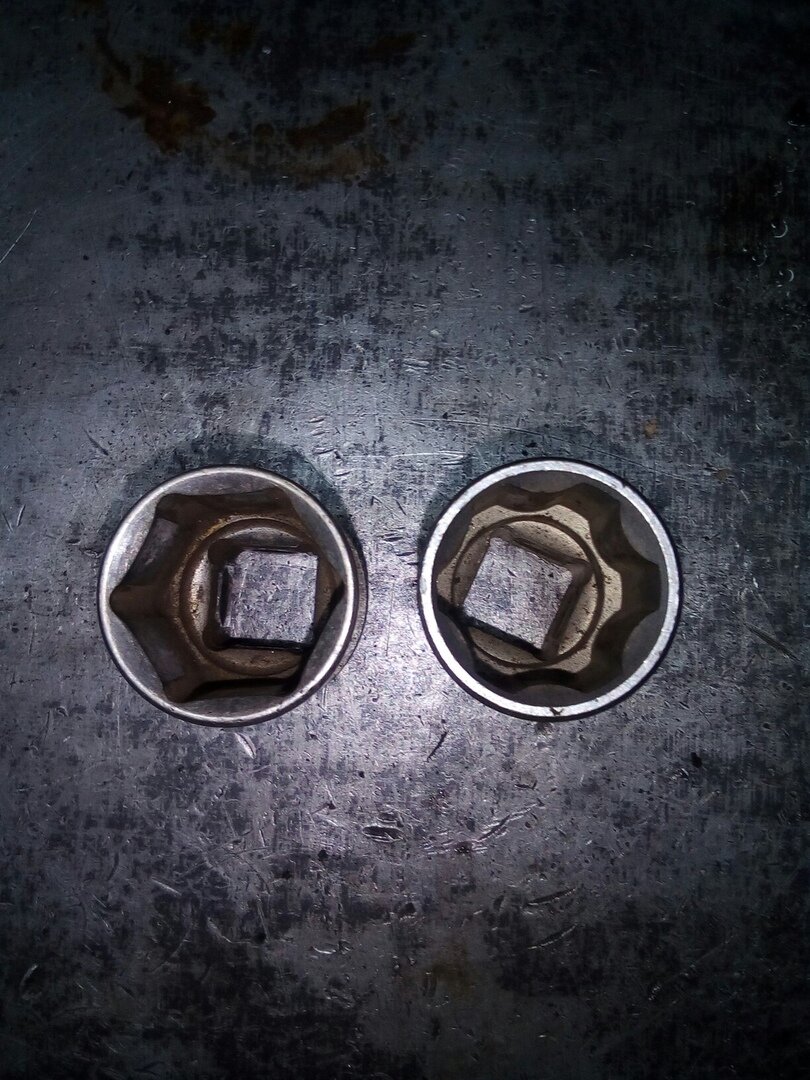 На фото с правой стороны, с левой стороны обычная головка.