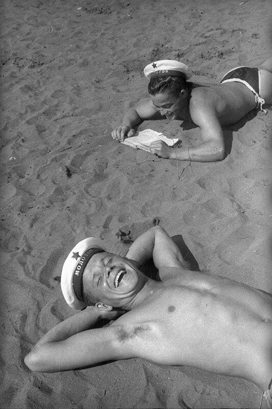 Моряки с крейсера «Молотов» на берегу. Евгений Халдей, май 1944 года, Крымская АССР, г. Севастополь, из архива МАММ/МДФ.
