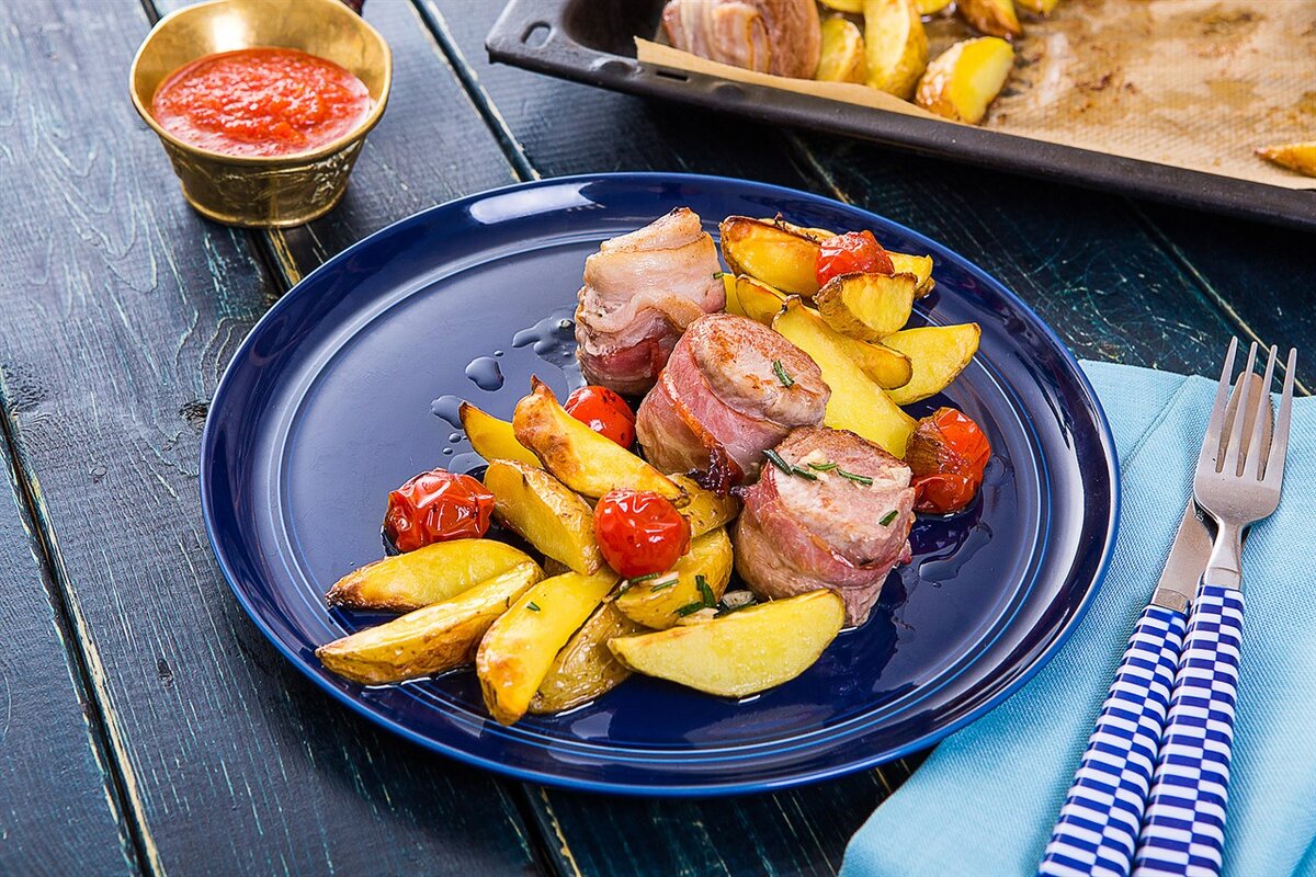 что приготовить на ужин со свининой быстро. свинина запеченная с картофелем. блюда из свинины на второе на сковороде. блюда со свининой. блюда из свинины на ужин быстро и вкусно.