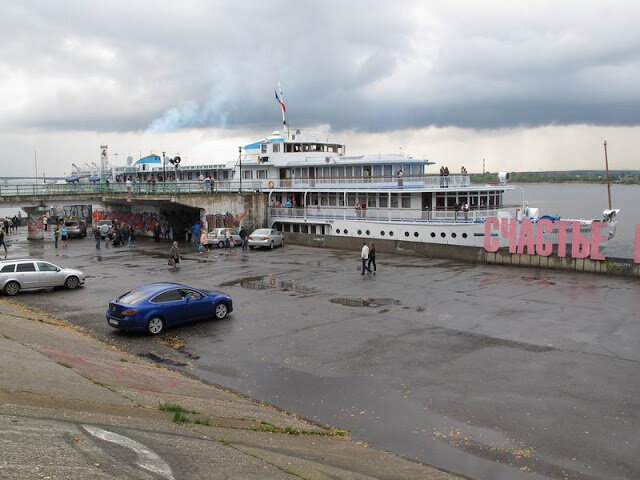 Трехпалубный Козьма Минин 31 августа принимает на борт отдыхающих. 