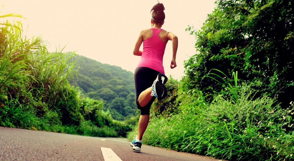 Бег чем полезен для здоровья. Мотиватор бегать по утрам. Мотивация к бегу по утрам. Бег для похудения. Бег 10 причин.