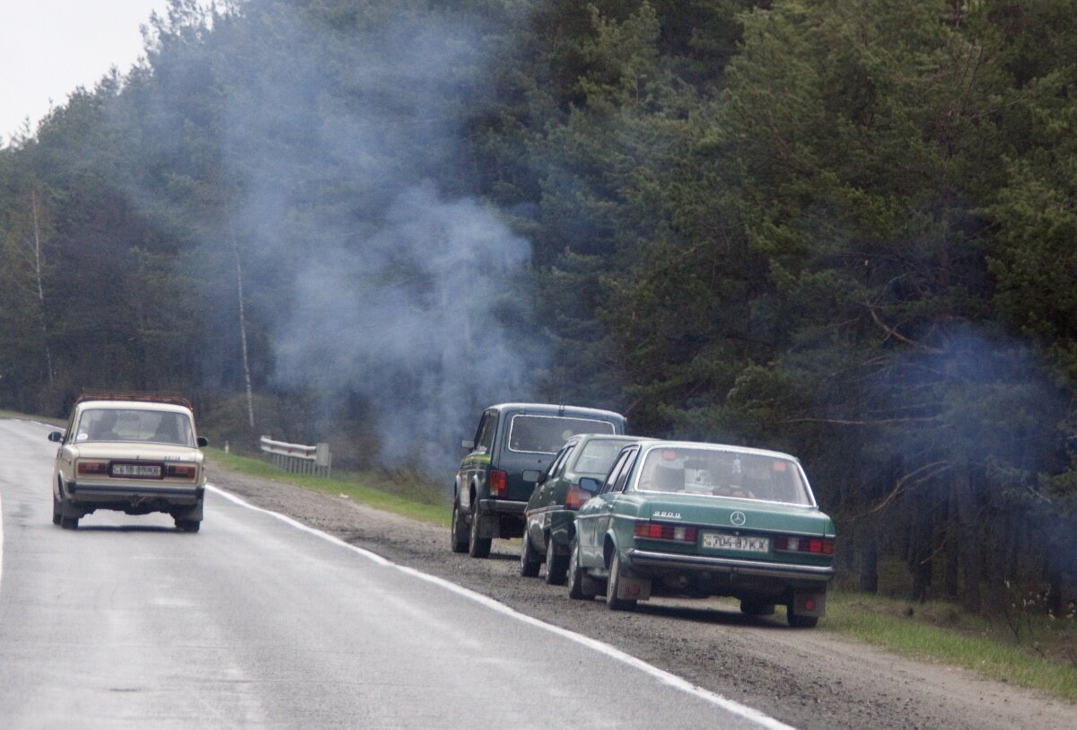 Стоящий на обочине. Стоянка на обочине. Автомобиль на обочине. Остановка на обочине. Дорога с машинами на стоянках.