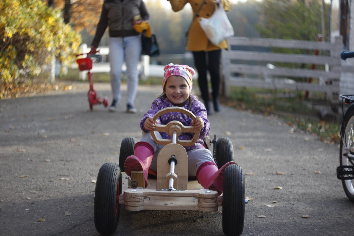 Катались даже девчонки.