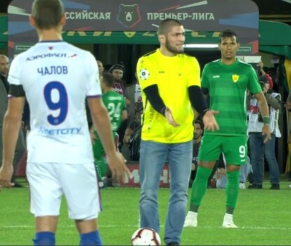 Хабиб наносит символический удар по мячу.