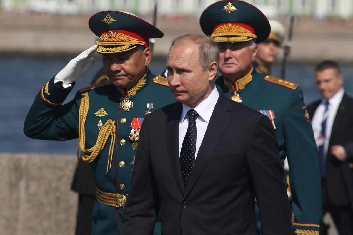 Президент России Владимир Путин и министр обороны Сергей Шойгу