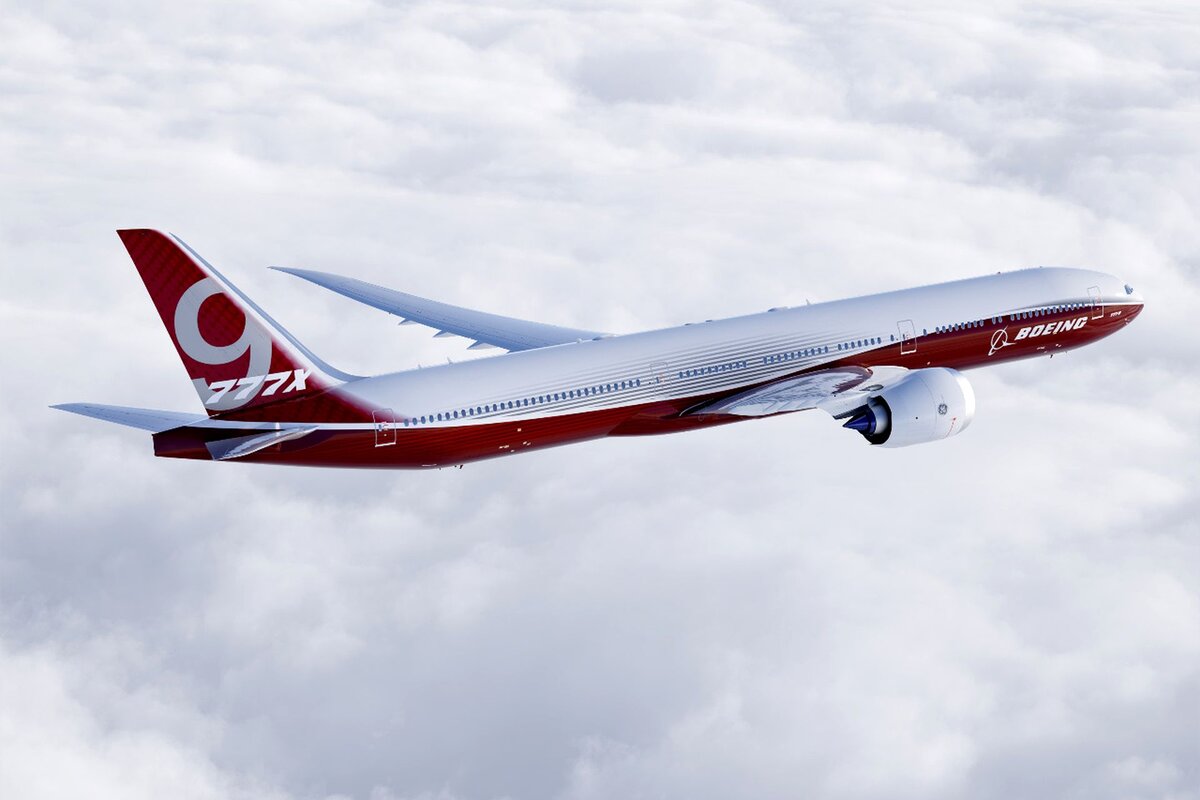 Boeing 777-9, базовая версия обновлённого семейства «Трёх Семёрок» и одновременно самый большой пассажирский двухмоторных самолёт в истории. Самолёт рассчитан на 414 кресел в стандартной двухклассной компоновке или 600 кресел при максимально плотной расстановке, что делает его самым большим двухмоторным пассажирским самолётом в истории. Дальность полёта с типичной загрузкой должна составить 15 465 километров