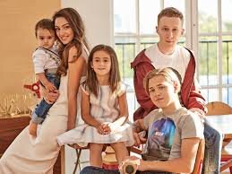 Семен Трескунов с мамой, братьями и сестрой (инет)