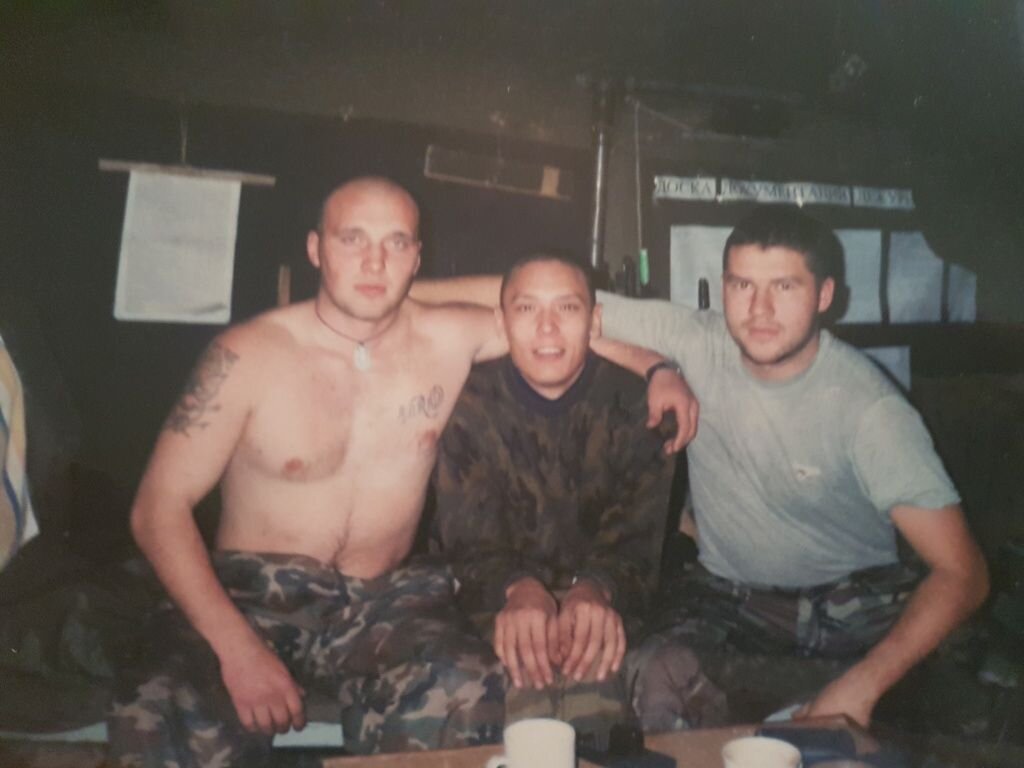 В тот же вечер Дениса Санникова и еще несколько человек посадили на поезд и отправили в Асбест. Что за войска такие, спокойные? «Покупатели» об этом не сообщили, но ребята и сами об этом догадались, когда прибыли на место назначения. Над их казармой свет фонаря высветил эмблему армейских разведчиков – летучую мышь. 
