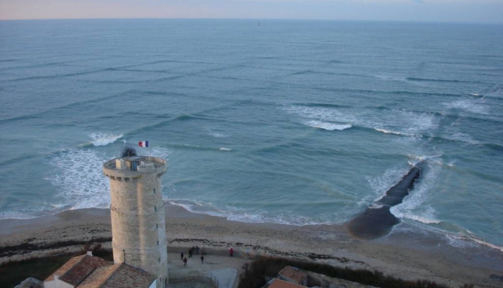  Остров Ре на западном побережье Франции, там этот тип волн - обычное явление. Источник изображения: wikipedia.org