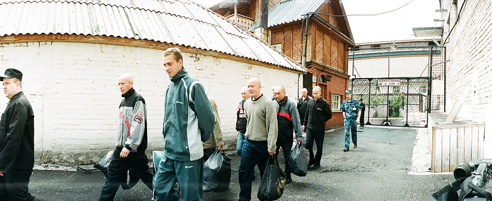 Прибытие новичков в колонию - праздник для местной блатоты
Только прилег на шконку и начал в пятый раз перечитывать книжку - подошли смотрящие и предложили приобщиться к их «братству». От скуки согласился. До сих пор плююсь. Блатота не может позволить себе сидеть и отдыхать. Нужно наводить «движуху», чтобы образовалась нормальная «положуха». Смотрящий за зоной Трофим с пристяжью и со мной направился навестить этап. В принципе, смотрящие могли пройти в карантин открыто - негласное разрешение «хозяина» на это имелось. Но нужно колотить понты перед «мужиками», типа, рисковать за общее дело.

Потому главшпан с близкими терпеливо ждал ухода за зону начальника. Засылал шнырей посмотреть - тихо ли в колонии. Наконец понты колотящие и я, шифруясь и оглядываясь, зарулили в нужную локалку. Нас свободно запустил завхоз карантина, но, зная правила игры, этот «козел» поворчал: «Парни, только быстрее. Иначе мне влетит».
Его причитания проигнорировали, а могли и глаза набить - для антуража. Новички после заселения привычно разбились по мастям. Ранее судимые отлично знали свой статус. «Петухи», «черти» и шныри - тоже. Первоходы пока считали себя «мужиками», так как еще не успели напороть «косяков» или их не приблизили к себе блатующие.

«Привет братве, достойной уважения!» - с таким возгласом Трофим решительно вошел в спальную секцию. Очень хитрое приветствие - вроде и вежливость проявил, но не поздоровался со всякой нечистью.
Народ сразу понял, кто к ним пожаловал. Главшпан не стал разводить интригу: «Короче, я загружен за зоной. Погремуха Трофим. Кеша смотрит за карантином, Кипишь - за общим (меня он представил как братву, почему-то во множественном числе). В колонии все наше, ход - "черный"!»
Кеша царским жестом, как свое кровное, сразу вывалил на выдвинутый табурет пакет чая и курева: «Кто нуждается, разделите по-братски или пользуйтесь по мере надобности». Оделили с общака всех, невзирая на статус и косяки - так положено «греть» вновь прибывших. «Мужики» оживились, закурили, послали гонца вскипятить воды, чтобы заварить чифиру.

«Торпедоносцы» на параше

К Трофиму подвалили два рецидивиста. Редко так случается, но они хором сказали: «Уважаемый, у нас до тебя секретное дело». Трофим про себя, наверное, покрыл их матом, но кивнул на заветную дверь. Троица уединилась в туалете. Еще и на шухер атасника поставили, чтобы не мешали. В умывальнике один рецидивист пояснил: «На пересылке братва поручила нам доставить в зону малявы. Мы их пронесли через шмон в непалимом загашнике». Через тонкую дверь весь карантин слышал их базар. Трофим давно это понял и велел: «Доставайте».

«Почтальоны» взгромоздились на унитазы и начали тужиться себе в руку. У одного процесс дефекации проходил без затруднений. Другой стонал, как роженица- героиня: «Уй, зараза, два дня терпел, а теперь никак!» Наконец и этот страдалец выдавил из себе «торпеду».
Записки были запаяны в полиэтиленовые контейнеры. Естественно, их пришлось долго отмывать под краном. После Трофим разорвал обертки и рассортировал малявы. Некоторые были адресованы конкретным арестантам, другие лично ему.

Самое поганое, что после такой возни и телодвижений в записках не сообщалось ничего серьезного. Потому что их легко спалить, как спалил тот зек на шмоне в бане. Писали типа: «Как сам и как дела?» Да и зачем что-то писать, если у блатоты есть сотовые, но у «мужиков» их нет? Вот для них и работала такая «дорога». Противно, но традиция требует.
Еще противнее и дискомфортнее приходилось самим «почтальонам». Они тоже знали, что с ними передают «порожняк», но отказаться от почетной миссии не могли. Поручение братвы - святая обязанность.

В спальной секции тем временем все проходило по установленному сценарию. «У кого какие трудности?» - поинтересовался Кеша. Один мужичок несмело спросил: «Мне бы конвертик с марками. Домой отписать, чтобы мои знали, где я». Кеша покровительственновыпендрился: «Зачем конверт, на - звони!» Изумленные мужики получили сотовый телефон. Смотрящий на всякий случай напомнил: «Базарьте не долго и только по теме. Хотя там все равно сто рублей на балансе осталось».

«Сладкий пассажир»

Кипишь тем временем заприметил одного богатого «пассажира». Молодой парень держался в стороне, не лез к общаковому куреву с чаем, потому как сам курил американские сигареты, и на тумбочке перед ним стоял дорогой кофе с шоколадками. Этот «пассажир» мог много жертвовать на общее, да еще и самим смотрящим делать хорошие подгоны.

Тут как раз Трофим из туалета выплыл. Он тоже сразу положил глаз на состоятельного и потому обратился к нему: «Слышь, бродяга, ты кто по жизни?» Тот, к кому обратились, задумался на минуту, а после смущенно выдал: «Студент я».
Присутствующие громко засмеялись. Только авторитеты сохраняли серьезность. Трофим повысил голос: «Хватит скалиться - видите, человек не волокет по жизни». Мужики заткнулись. Тогда Трофим продолжил прощупывание богатого новичка: «Ты по какой сел? Где раньше чалился?» Парень, видя поддержку, приободрился и поведал свою историю: «Я студент пятого курса МГУ. Специальность - филолог. Осужден за два стакана анаши. Купили у африканцев, а они нас сдали - вот и получил четыре года - меньше меньшего предела. Сидел до этого в Волгограде, но родители подсуетились и перевели сюда. Здесь, говорят, спокойнее».

Все засиженные были наслышаны про волгоградские зоны, но для поддержания разговора и для того, чтобы показать, как здесь круто, Трофим спросил: «Расскажи, как там сидится?
Говорят, сплошной праздник?» Студент скривился, словно от зубной боли, и его прорвало: «Ага, постоянное веселье. Через эти праздники людей ломают хуже, чем в концлагере». Главшпан вынес решение: «Ты правильный "пассажир". Прошел через такое и остался человеком!» Участь студента решилась. Он стал близок к братве, а братва - к его передачам и баулам.

Припутав «сладкого пассажира», блат-комитет поймал хорошее настроение. Трофим увидел старого знакомого каторжанина: «Здорово, Спецурик. Чего так быстро вернулся? "По зеленой", что ли, ехал?». «Особист», польщенный вниманием, ответил: «Да уж, "по зеленой". Если б не случай, я бы еще месяц на пересылке киснул».
Чифир закончился. Народ пробило на базар. Самое время присмотреться теперь получше к новичкам - кто чем дышит. Блатные совсем не собирались уходить из карантина, надеясь найти еще несколько «сладких» и поговорить на свежие темы. Но появился завхоз и отозвал смотрил: «Парни, там дежурный звонил. В пятом отряде ЧП. Вас просят». Мы сразу подорвались и свалили.