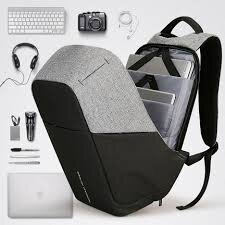 На рюкзаке имеется встроенный USB разъем, что позволяет заряжать телефон и другие гаджеты. Это очень удобно, особенно в движении, когда телефон разрядился, а срочно нужно позвонить. В комплекте с рюкзаком идет провод, который подключается к портативной батареи. Так же рюкзак имеет разъем для наушников. 
Дизайн этого рюкзака, имеет одну очень важную особенность. Он сделан так, что молния находится у Вас за спиной. И человеку стоящему сзади Вас, будет непонятно как рюкзак открывается вообще. Во время путешествия или передвижения по городу в людных местах, можно не переживать за сохранность вещей.