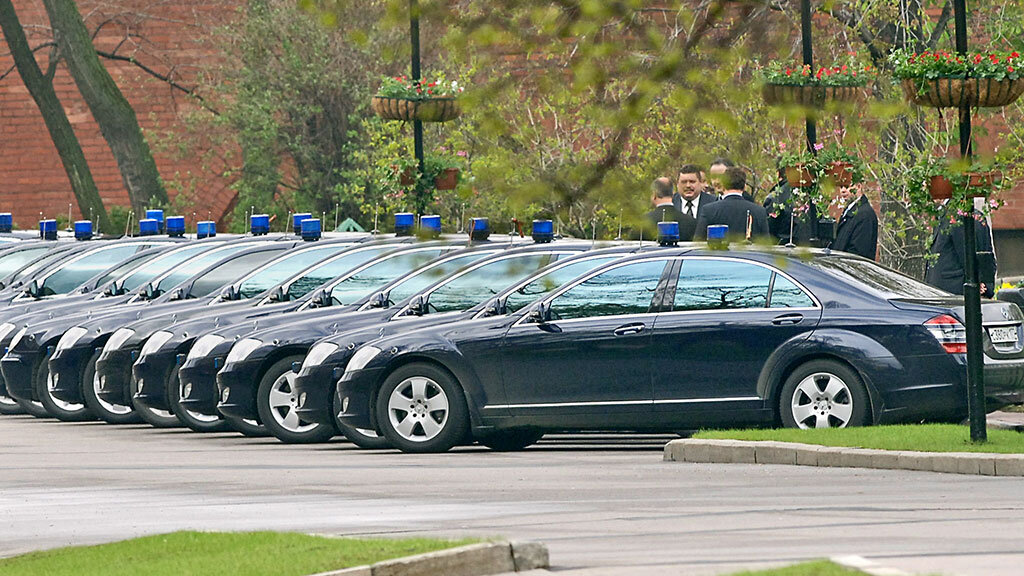 Правительство транспорт. Служебные машины депутатов Госдумы РФ. Автопарк Госдумы РФ. Машины чиновников. Служебные машины чиновников.