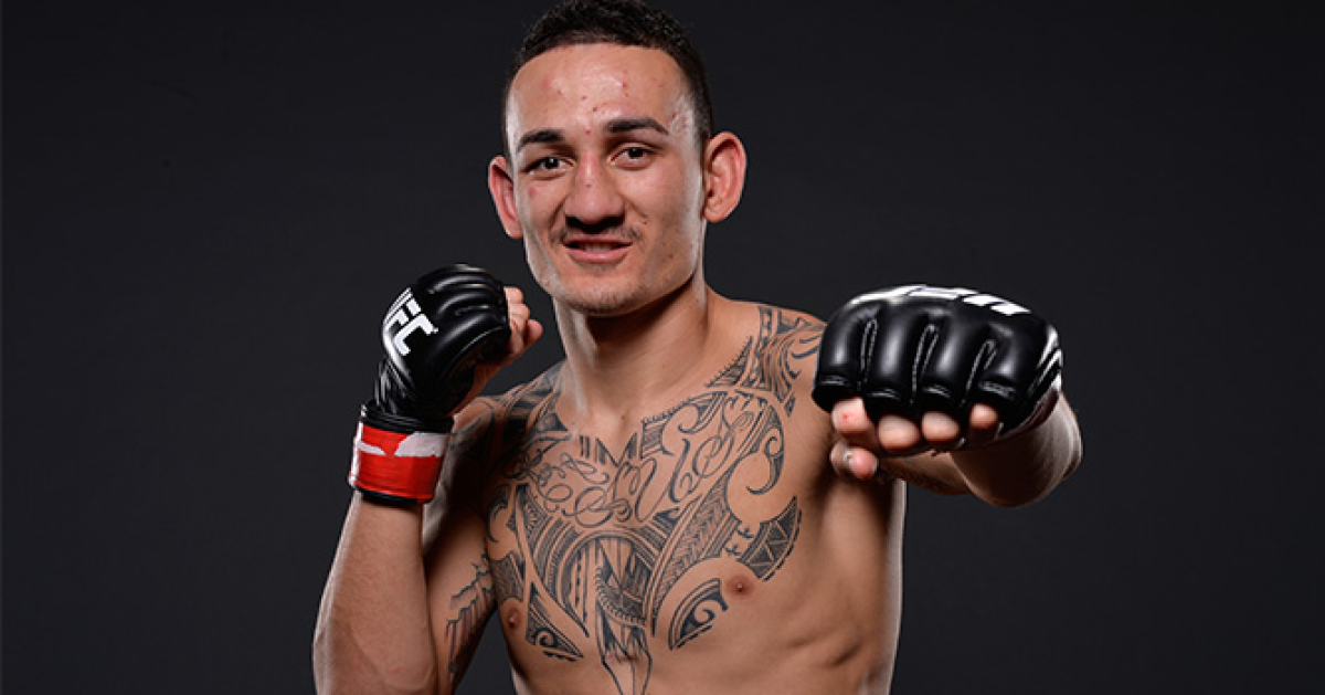 1. В детстве хотел стать бейсболистом 
Прежде чем увлечься единоборствами, Макс мечтал о карьере игрока в бейсбол. У него даже была форма нью-йоркских Yankees и вашингтонских Nationals.

«В детстве я рассказывал каждому встречному, что хочу стать лучшим бейсболистом из когда-либо игравших, – вспоминает Холлоуэй. – Я действительно так считал. Но потом в UFC пришел Би Джей Пенн, который показал мне и всем остальным, каким спортом нужно заниматься».

2. Начал с кикбоксинга

Будучи подростком, Макс пришел домой к одному из своих товарищей. В это время у друга гостил местный тренер по кикбоксингу, который решил устроить соревнование между ребятами: кто сильнее ударит по подвесному мешку. Макса так сильно увлекла затея, что он начал лупить кулаками изо всех сил.

Тренер заметил, с каким азартом Холлоуэй принялся выполнять задание, и посоветовал ему отправиться в зал боевых искусств. Уже на следующий день он начал тренировки.

Во время обучения в школе юный талант сформировал для себя четкую позицию: посвятить жизнь боям. После окончания учебы многие сверстники выбрали себе профессию и продолжили учиться дальше, однако Холлоуэй не пожелал поступать в колледж. Вместо этого он устроился разнорабочим, а после трудового дня приходил в зал улучшать свою форму.

«Если ты хочешь чего-то добиться в раннем возрасте, ты обязан жертвовать. Я многим пожертвовал. Но теперь мне всё возвращается».

3. Подписал контракт с UFC в 19 лет

Сразу же после окончания школы Макс стал профессиональным спортсменом. Свои первые четыре боя он провел в гавайском промоушене X-1 Heroes, где поочередно разобрался с оппонентами, в итоге заполучив пояс местной организации.

Несмотря на свой скудный опыт в профи, коренной гаваец зарекомендовал себя как разносторонний ударник с филигранной техникой и отменной выносливостью. Ещё незрелый талант получил приглашение в самую элитную ММА организацию – UFC. Максу не было и двадцати.
