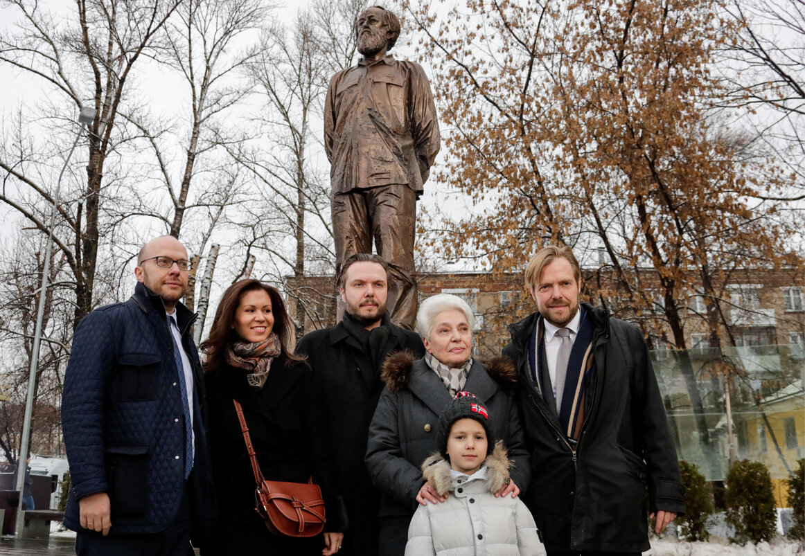 О чем говорят внешний вид монумента и собрание первых лиц на его открытии, а также пикеты и вандализм в отношении памятников Солженицыну.