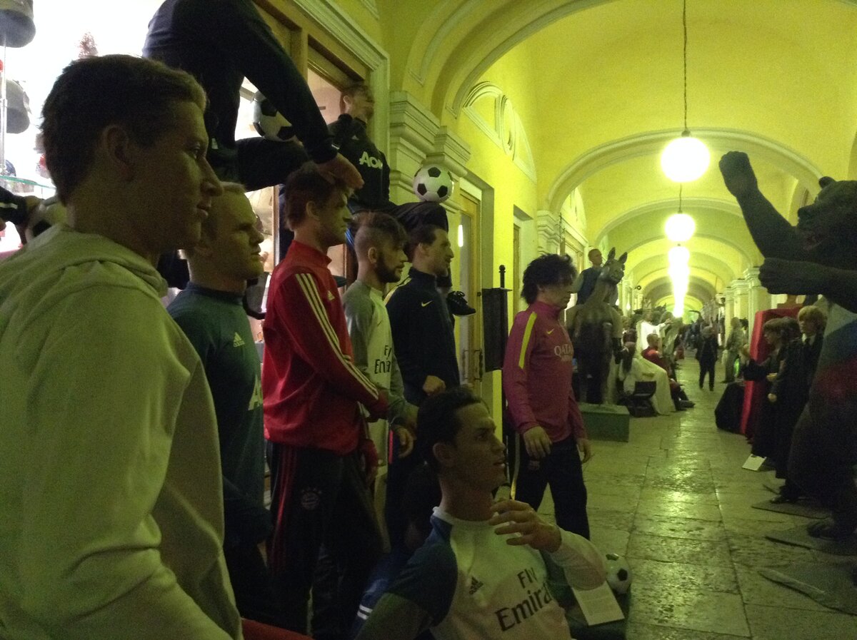 Узнали здесь кого-нибудь?