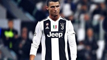 Фото: AFPВ честь такого события клуб сделал специальное видео в формате 2D в виде игры, в котором лидер команды Криштиану Роналдупреодолевает препятствия и собирает подписчиков. 
