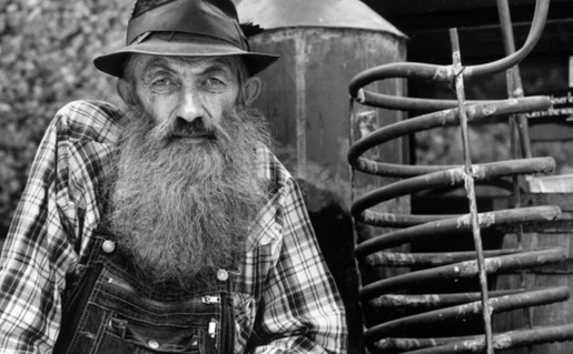 Классический хиллбилли у своего самогонного аппарата