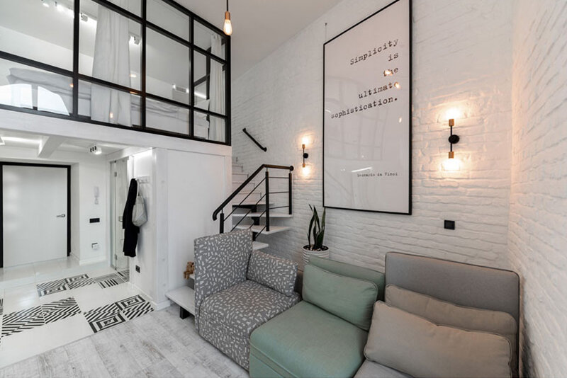 В прихожей вместо шкафа используются настенные вешалки и полочка для обуви.