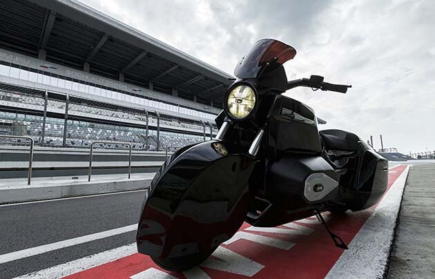 По данным осведомленного источника в силовых структурах мотоцикл особого назначения пока что находится в производственной стадии, и в следующем году он может занять свое место рядом с правительственным лимузином Aurus «Сенат» и минивэном Aurus «Арсенал». А после этого байк поступит в свободную продажу, причем не только в России, но и в других странах! Глава Ростеха Сергей Чемезов заявил, что на рынок аппарат выйдет под брендом «Иж», принадлежащим концерну «Калашников». В данный момент сложно сказать, будет ли гражданская версия полностью копировать модификацию для сопровождения первых лиц государства, но народный байк совершенно точно получит техническую начинку и основные дизайнерские решения монстра специального назначения. Напомним, что масса аппарата равна 510 кг, но 150-сильный двигатель со 180 Нм тяги позволяет ему достичь 100 км/ч за 3,5 с и разогнаться до 250 км/ч.

