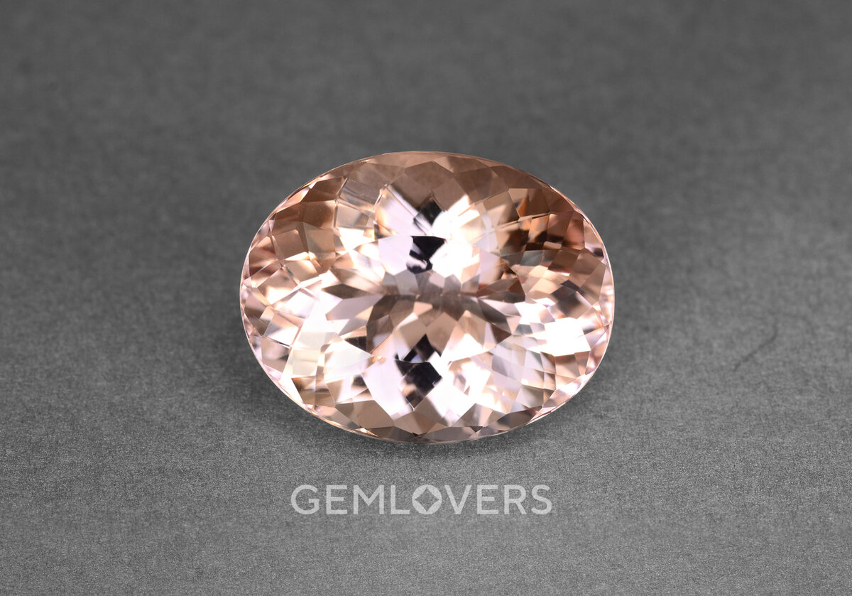 На фото: натуральный светлый розово-персиковый морганит