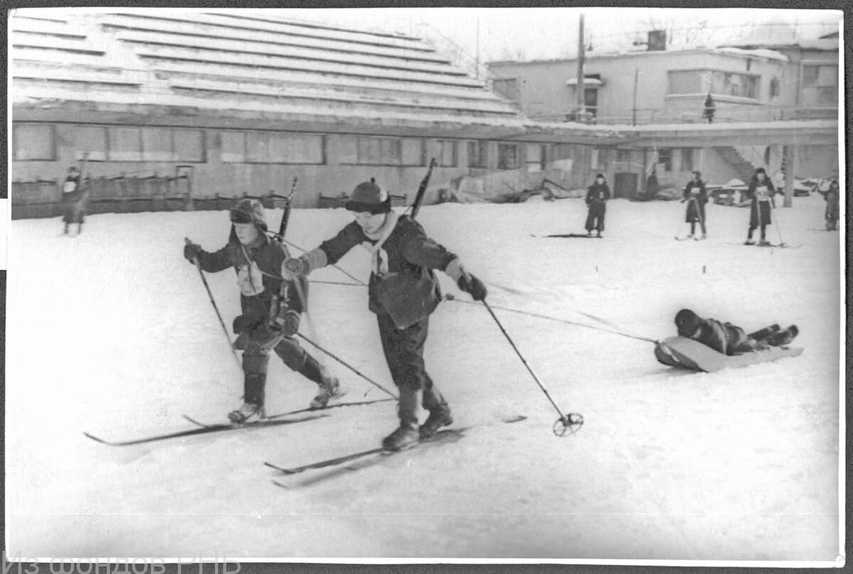 Зимние каникулы школьников [Изоматериалы] : военизированная лыжная эстафета, первенство в которой завоевала команда школьников Свердловского района. Январь 1943 г. : [фотография]. - Ленинград : ТАСС, 1943. - 1 л. ; 16х24 см. - (Фотохроника ТАСС ; № 37179)