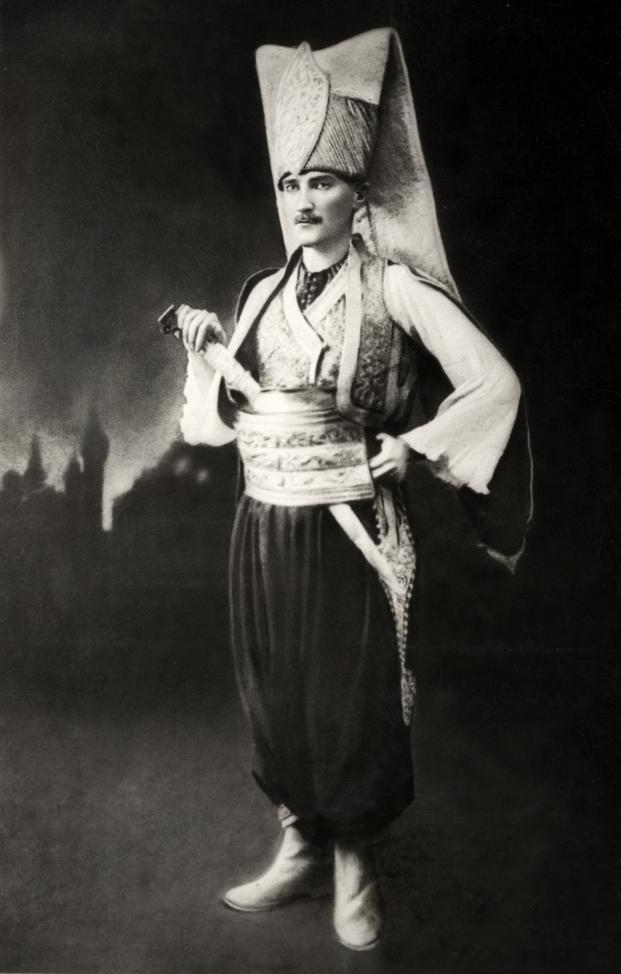 Мустафа Кемаль в костюме янычара в Софии. 1914 год.