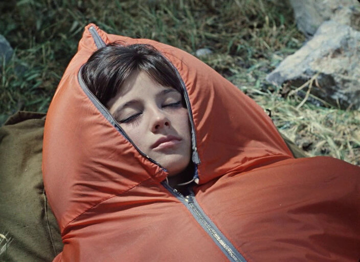 Ну какой нормальный холостой мужик не клюнул бы на эту студентку, спортсменку, комсомолку, наконец, просто красавицу?