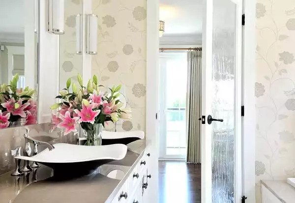 Добавление растений рядом с зеркалом делает его в два раза эффектнее.