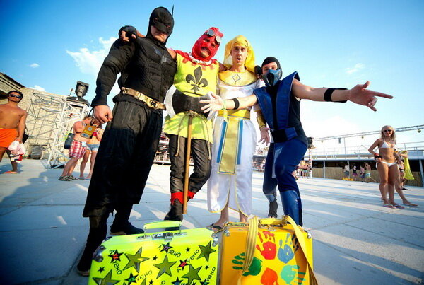 Как сейчас помню эти костюмы супер Героев, чемоданчик и конечно же всеми любимые сансеты.