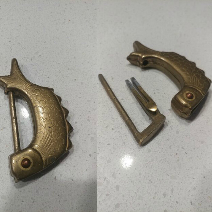 Старый замок для багажа или шкатулки с драгоценностями. Защелкивается, открывается ключом.