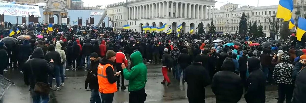 Люди собираются на митинг