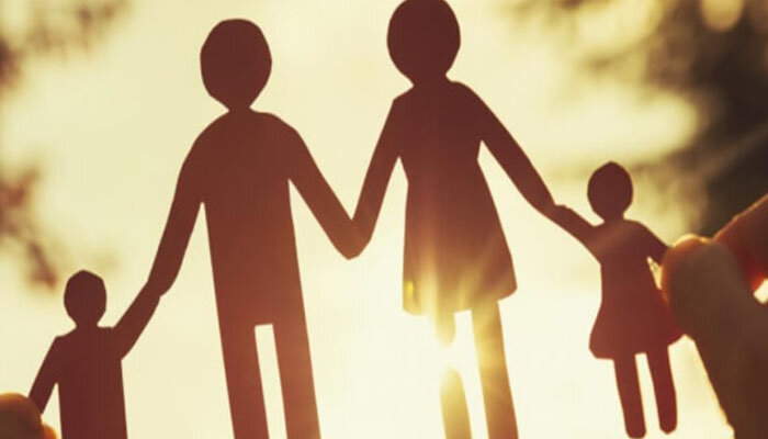  Женщины,живущие в России,заблужаются,если думают,что европейцы без ума от русских женщин,что испанцы обожают борщ и пельмени русских жен , и ,выйдя замуж за испанца,женщина будет не работать,безбедно жить и не знать никаких экономических проблем.
Среднестатистический испанец ищет жену по любви,которая поможет ему разделить все тягости жизни.К тягостям жизни относятся и ипотеки,и счета,и содержание семьи и дома.Женщина - помощница мужчине.И мужчина помощник жене ; на равных делит все обязанности с женщиной : уход за детьми с младенчества, уборка квартиры, покупки, приготовление пищи.В Испании нет разделения : это мужские дела,а это женские.Семья для испанца очень важна.
Однако последнее время выросло число разводов.Инициаторами разводов в основном выступают женщины.