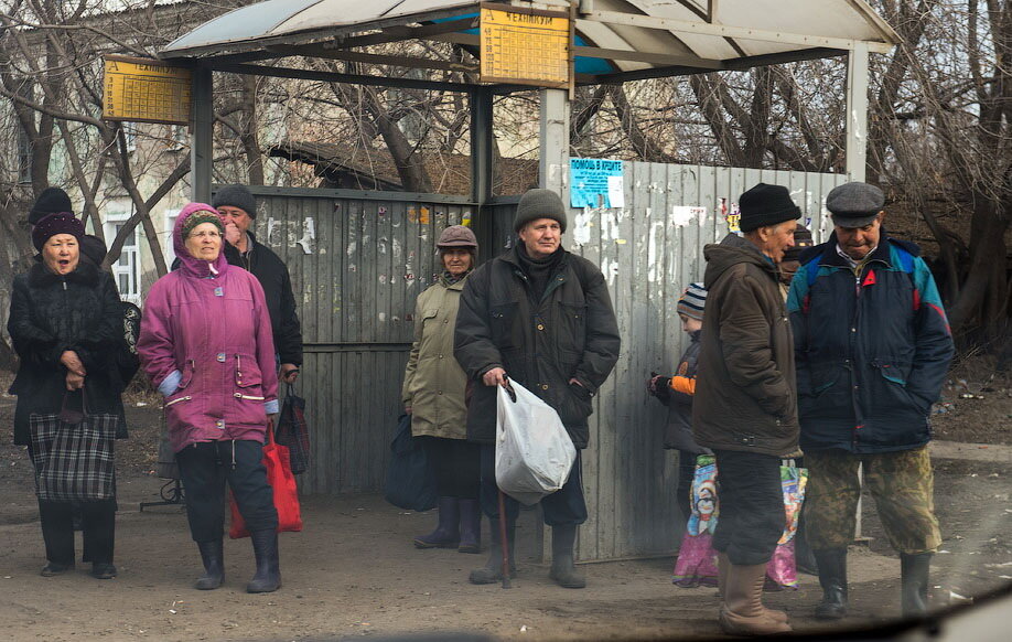 В провинции едят. Провинциальные жители. Жители Российской провинции. Омск нищета. Провинциальный город люди.