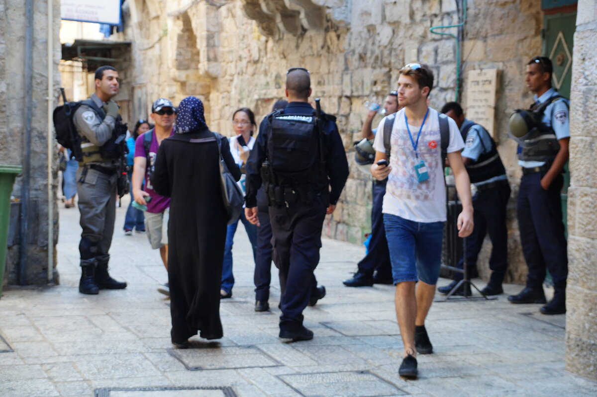 Вот так выглядит рынок , если вдруг бастуют мусульмане  в старом Иерусалиме люди разной веры- он пустой и много военных. В обычные дни здесь кипит жизнь, продавцы впаривают свой товар и сложно пройти.