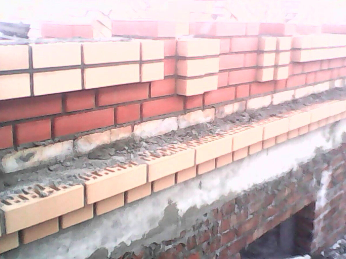 Карнизы на омской епархии. Вот те самые дырочки, которые нужно затирать раствором и сверху закрывать. Специально оставлен дополнительный ряд желтого (необлицовочного) кирпича, который будет закрываться жестяным отливом. Но это вынужденная мера, в царские времена было по-другому.