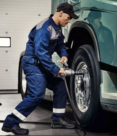 Сейчас кручу колеса на автомобилях, а мог - колесико мышки!