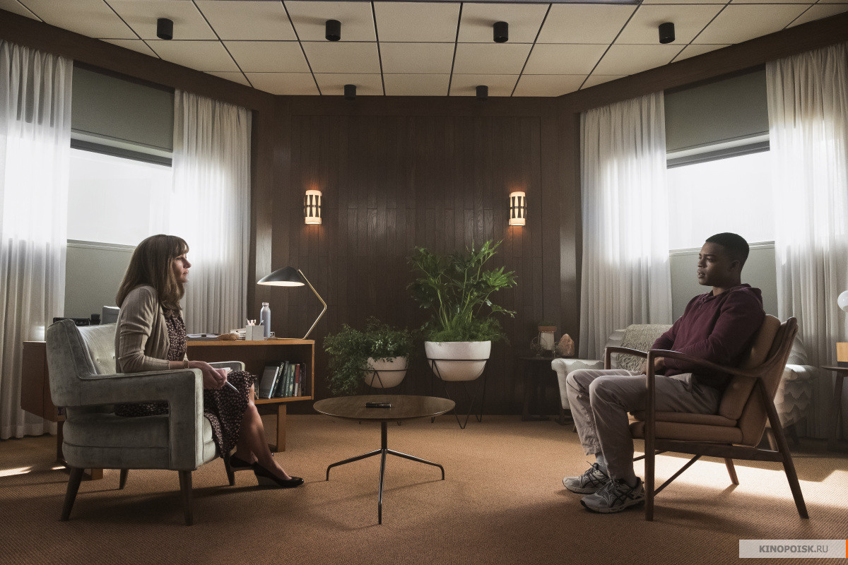 Главное достоинство "Возвращения" заключается в абсолютно авторском подходе Эсмаила к постановке , благодаря которой создаётся напряжённая атмосфера детективных триллеров середины двадцатого века с нотками хичкоковской паранойи , сопровождающейся не только великолепным видеорядом , но и гипнотизирующим музыкальным сопровождением. Возможно сюжет о таинственной организации , помогающей ветеранам войны приспособиться к гражданской жизни не покажется зрителю новаторским , оригинальным а , возможно , и вовсе спекулирующим теориями заговоров , но это и не важно , т.к. данный проект создан скорее для эстетического удовольствия и при этом ни капли не лишён саспенса и сюжетных твистов. 